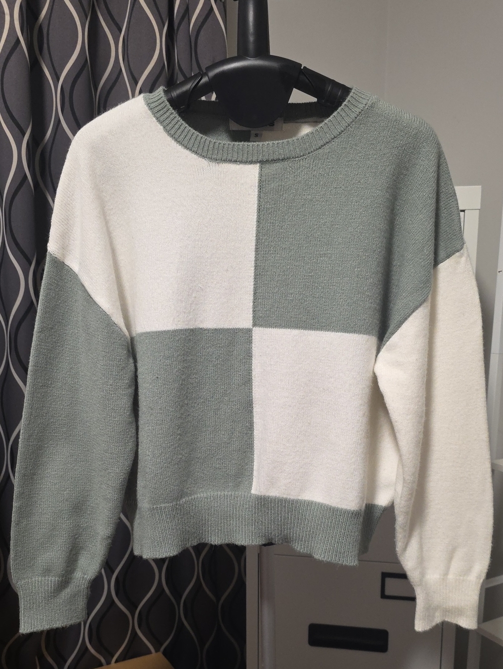 Vigoss Sage and Cream Colorblock Crewneck Sweater